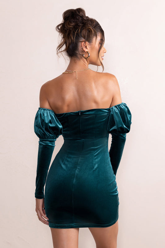 Ivy | Vestido Corto de Terciopelo Verde con aberturas y Mangas con Volantes