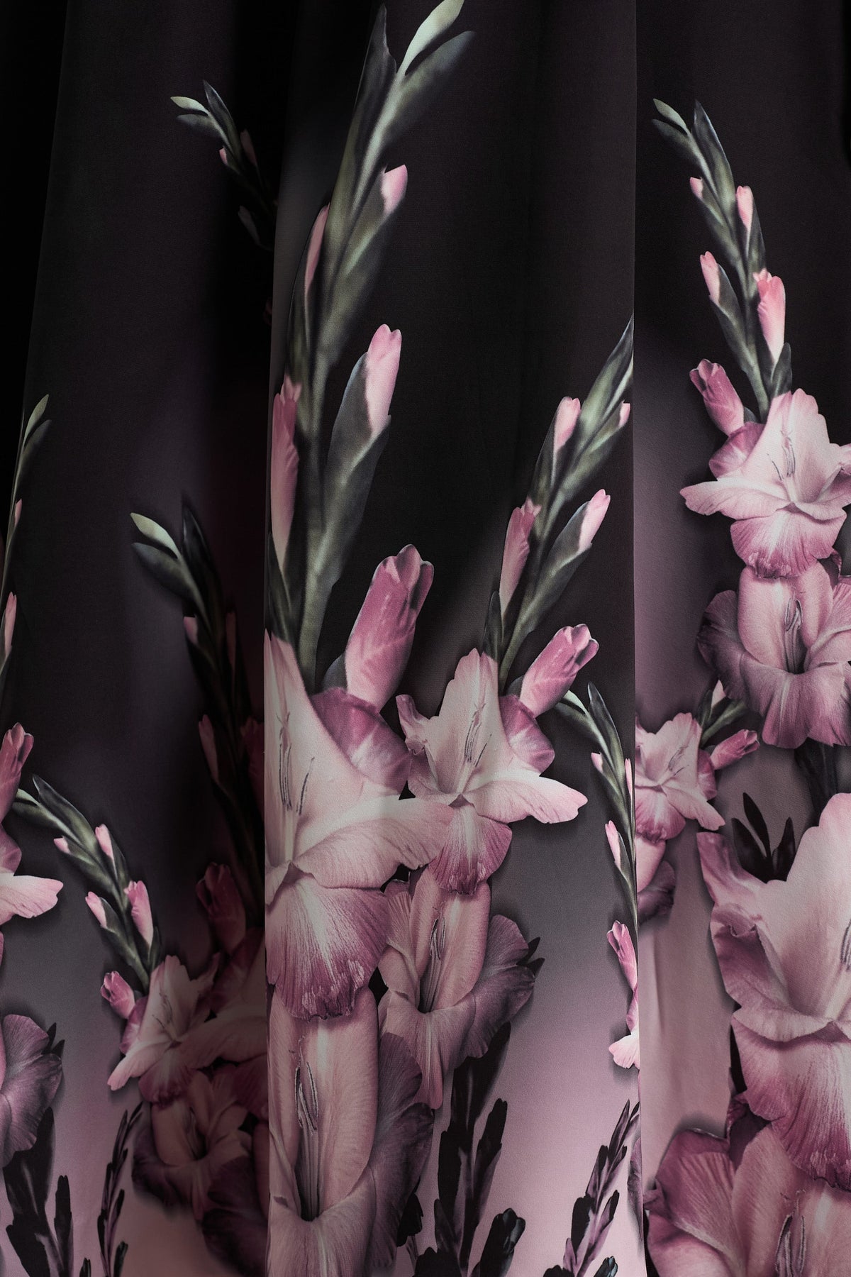 Annalise | Vestido midi con escote palabra de honor y estampado floral en cenefa rosa