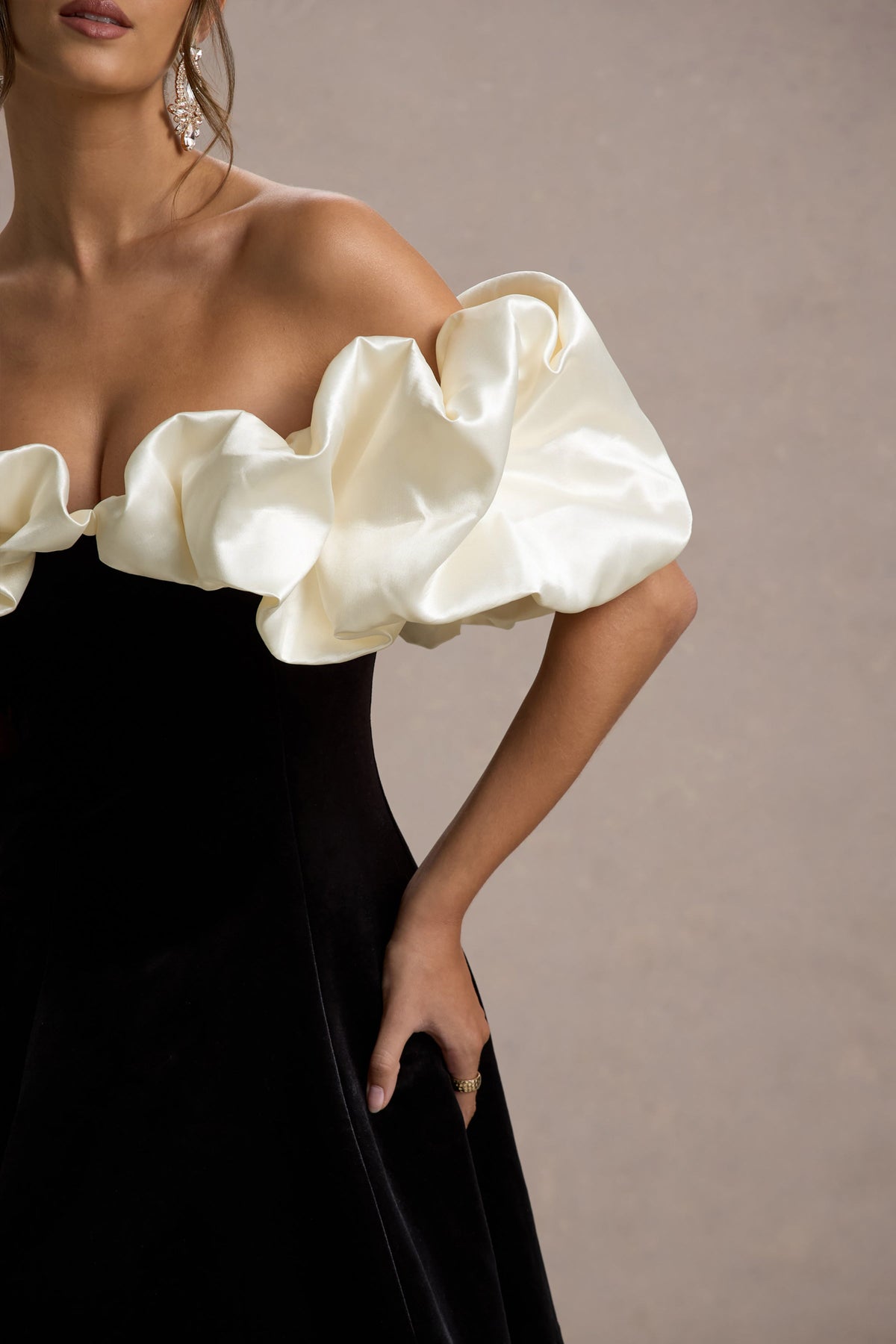 Brynne | Vestido corto de terciopelo en negro y crema con mangas abullonadas de satén.