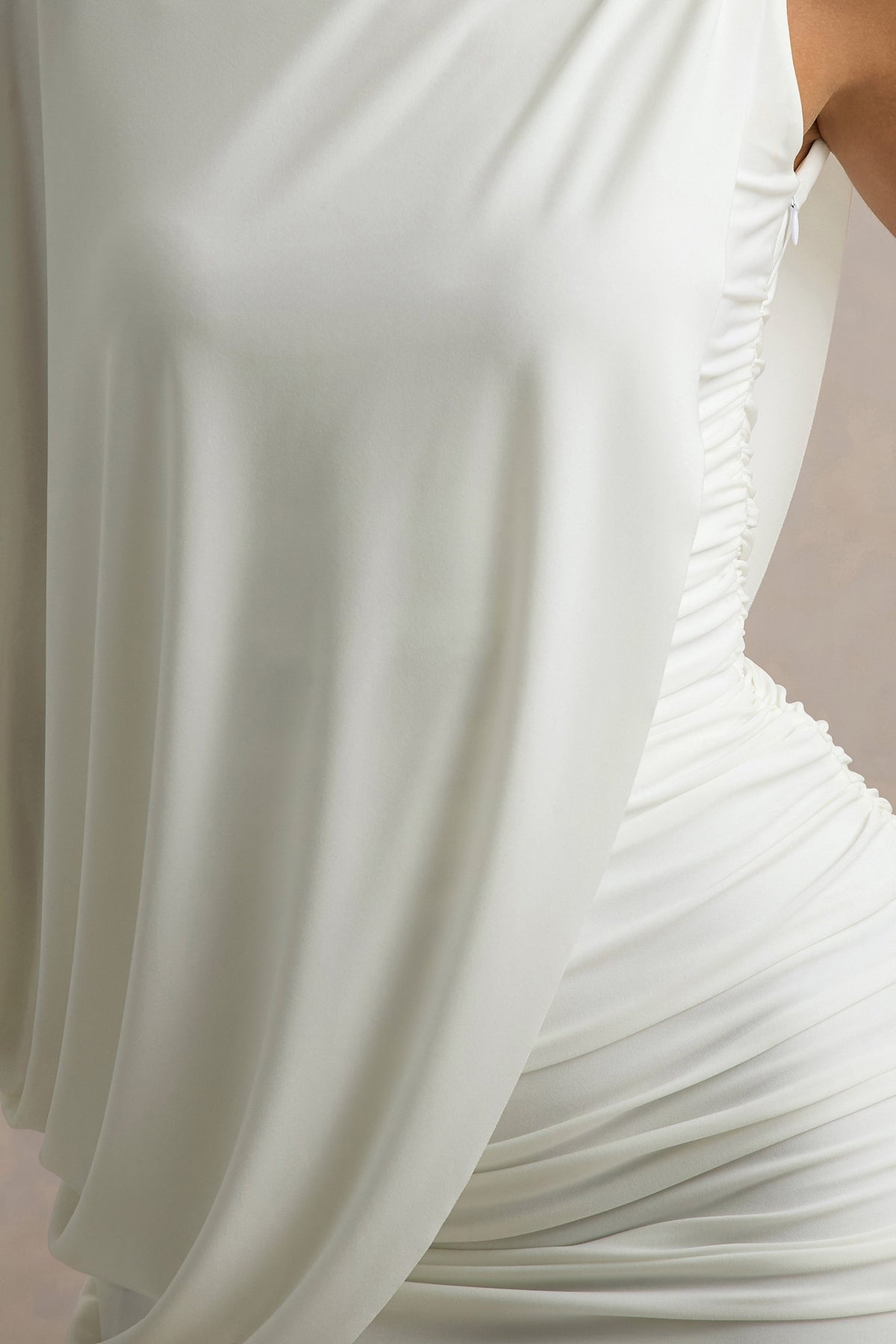 Fortuna | Vestido corto blanco con una manga larga y drapeado