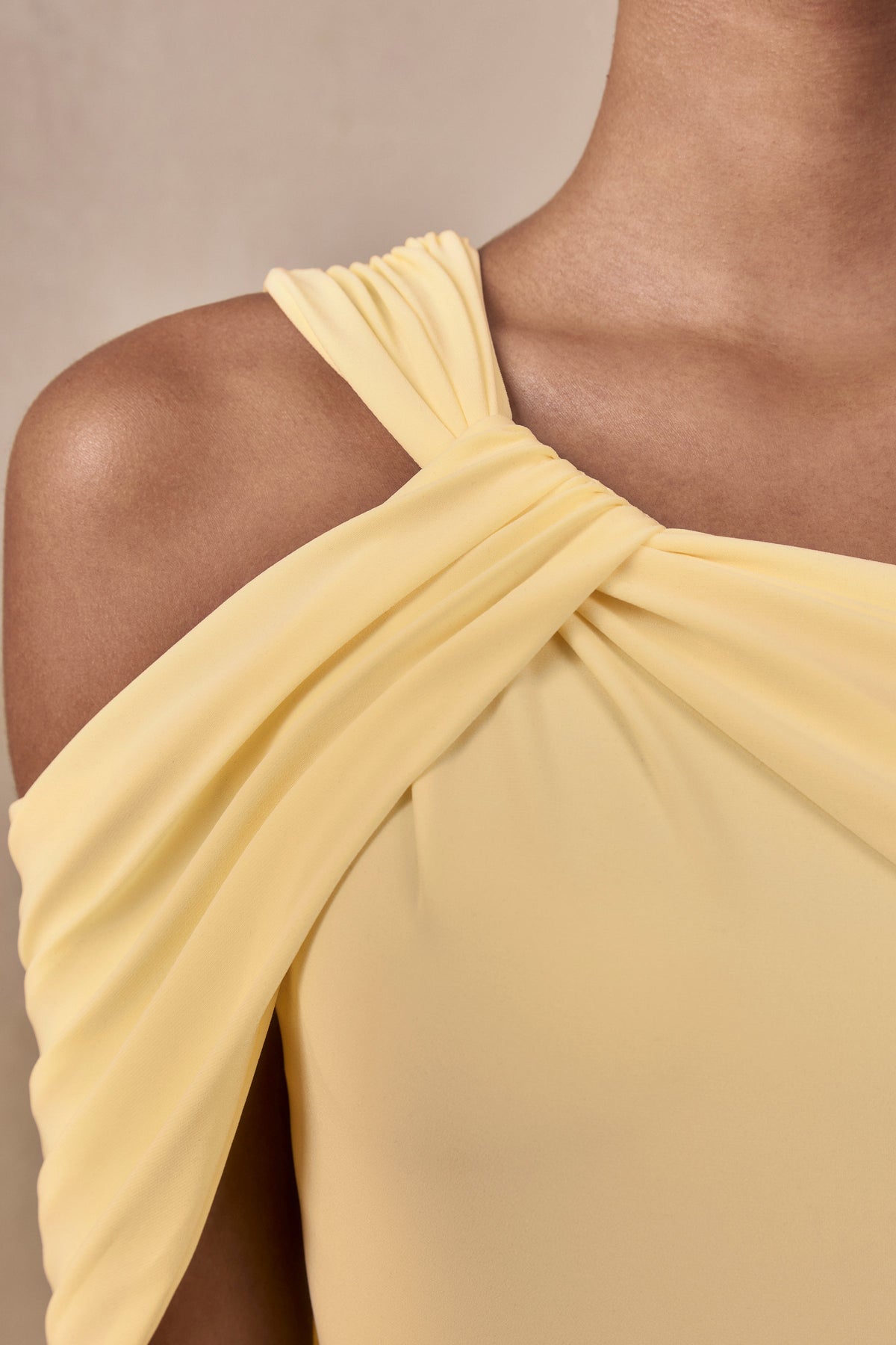 Nala | Vestido largo en color limón con escote asimétrico y detalle fruncido