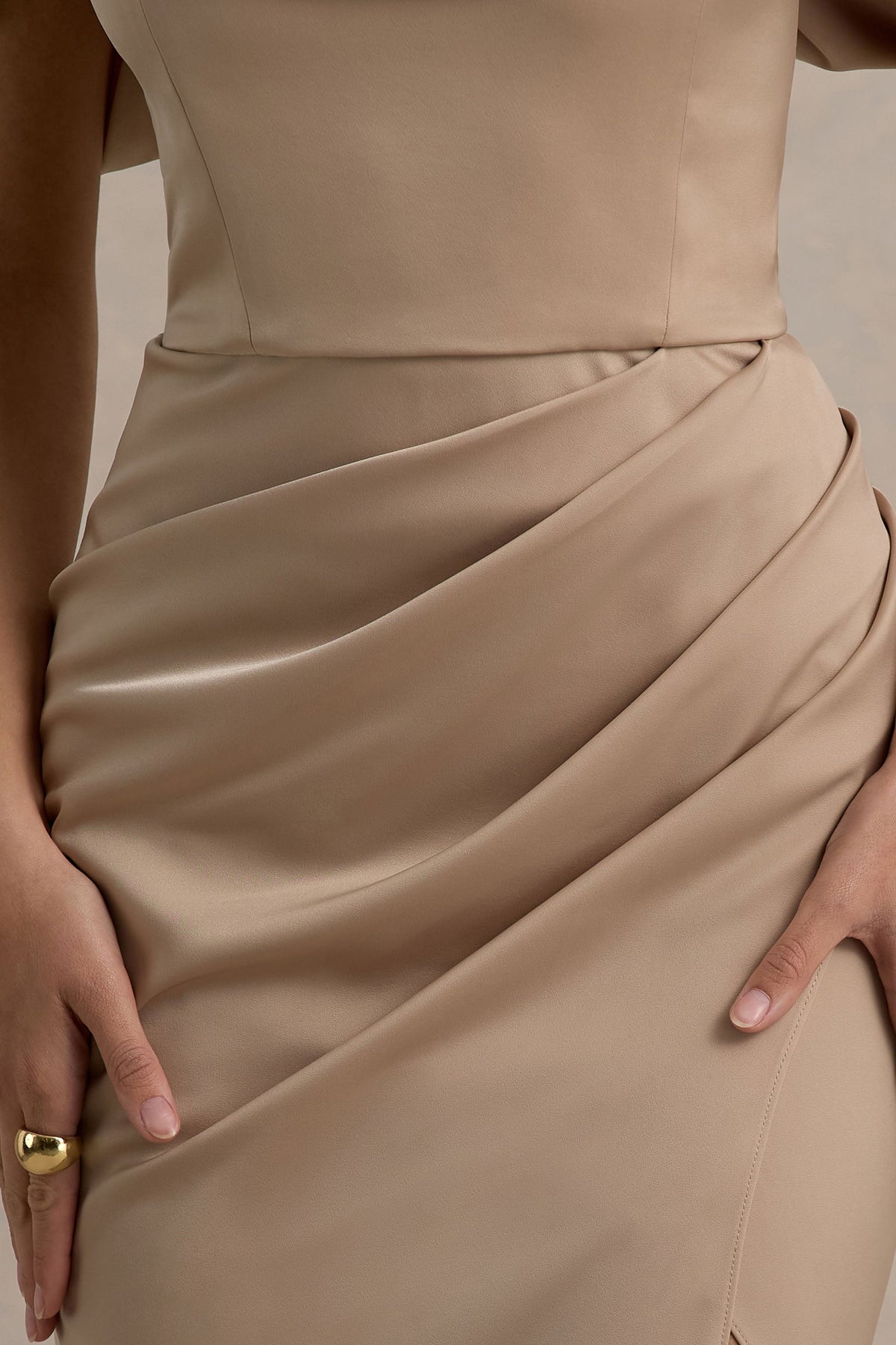 Annie | Vestido largo satinado en Champán con Escote Bardot y detalles fruncidos