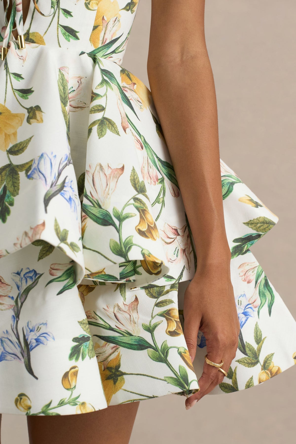 Flavia | Vestido corto con escote pronunciado y falda con volantes de estampado floral