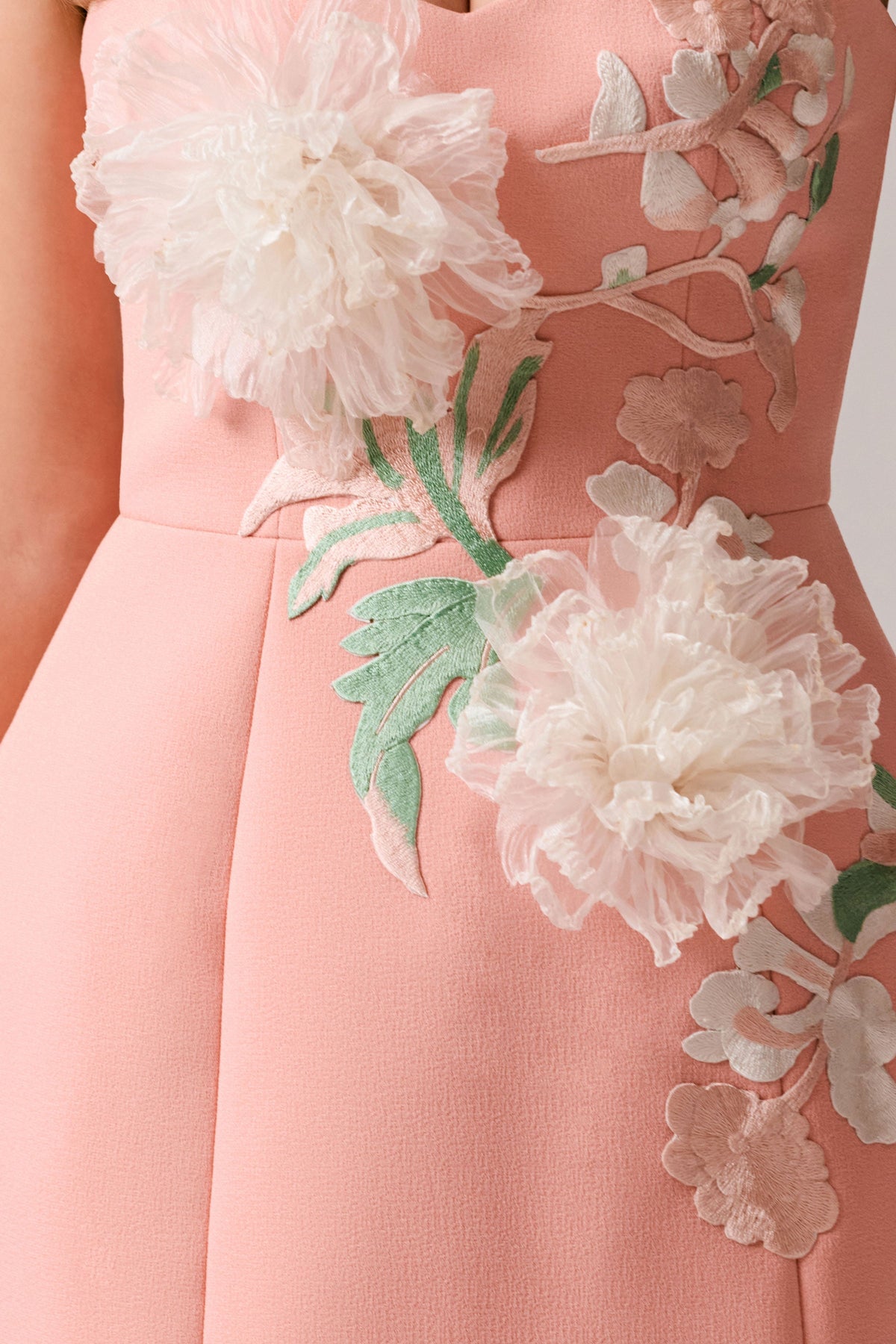 Lulu | Vestido corto coral con escote corazón y detalles adornados