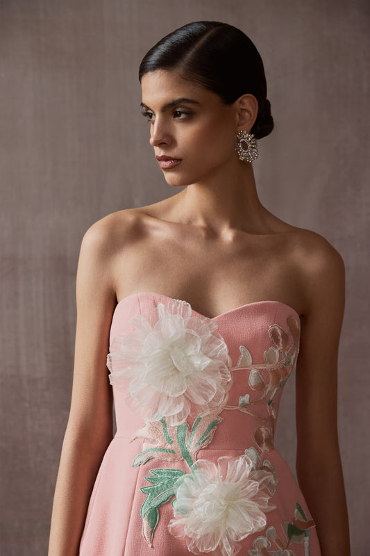 Lulu | Vestido corto coral con escote corazón y detalles adornados