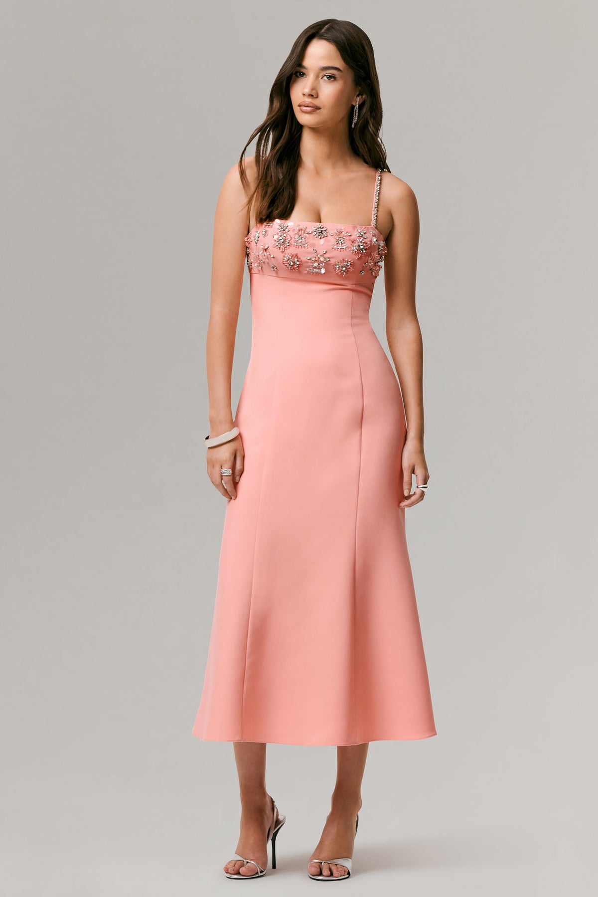 One To Remember | Vestido midi coral con escote cuadrado y detalles bordados