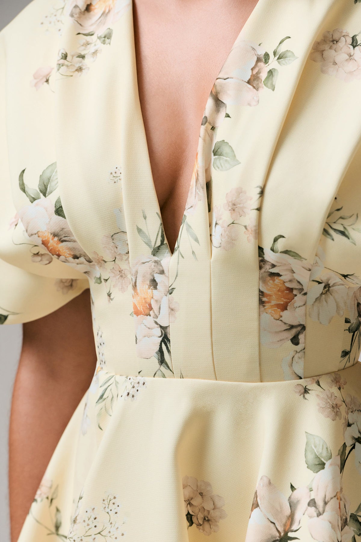 Delight | Vestido corto con volantes, escote pronunciado y estampado de limón