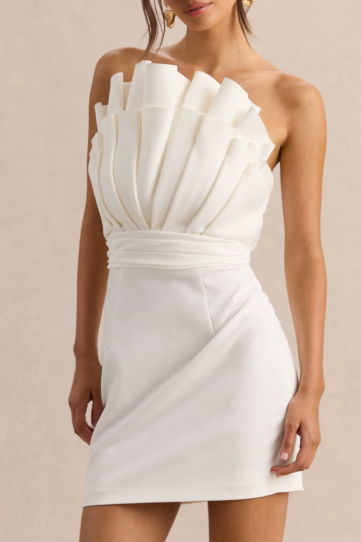 Pastoral | Vestido corto blanco con volantes y escote asimétrico