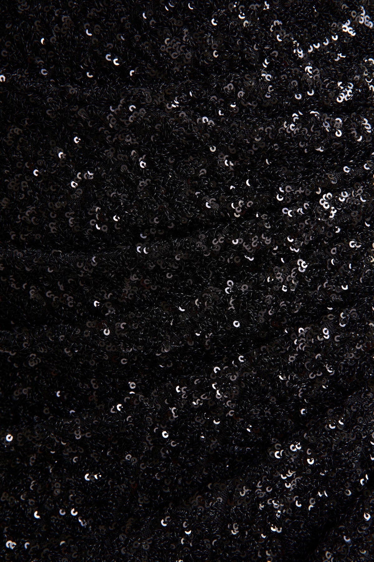 Gio | Vestido Midi de Lentejuelas Negras con Escote Pronunciado y Detalles Fruncidos