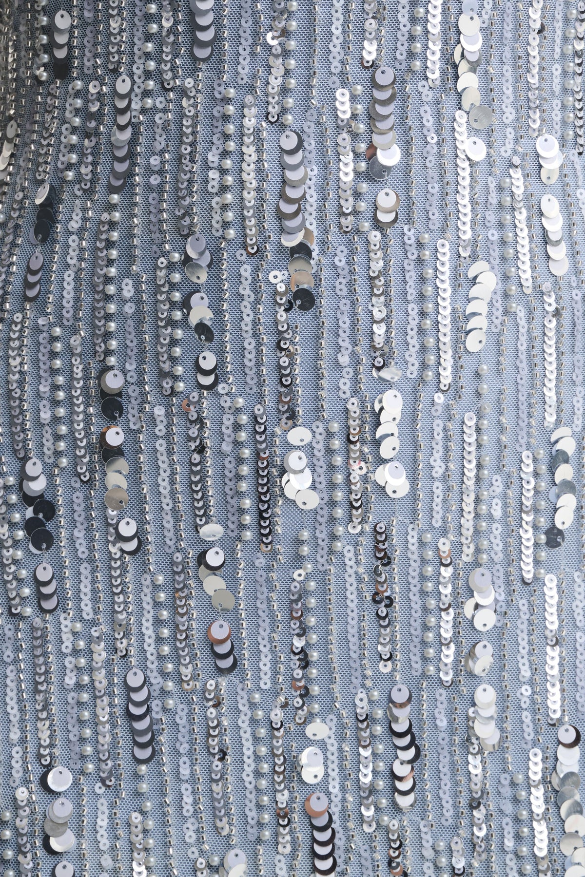 Zaira | Vestido Largo de Lentejuelas Plata con Escote Alto y Espalda Descubierta