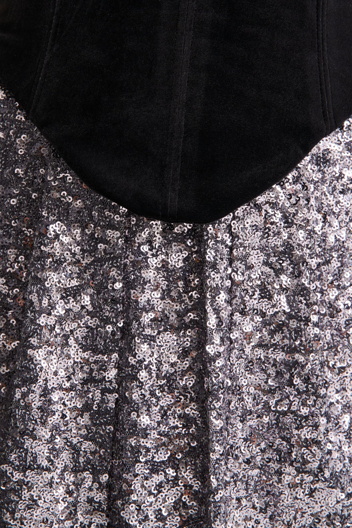 Aeris | Vestido Largo de Terciopelo Negro con Lentejuelas Plateadas y Escote Pronunciado