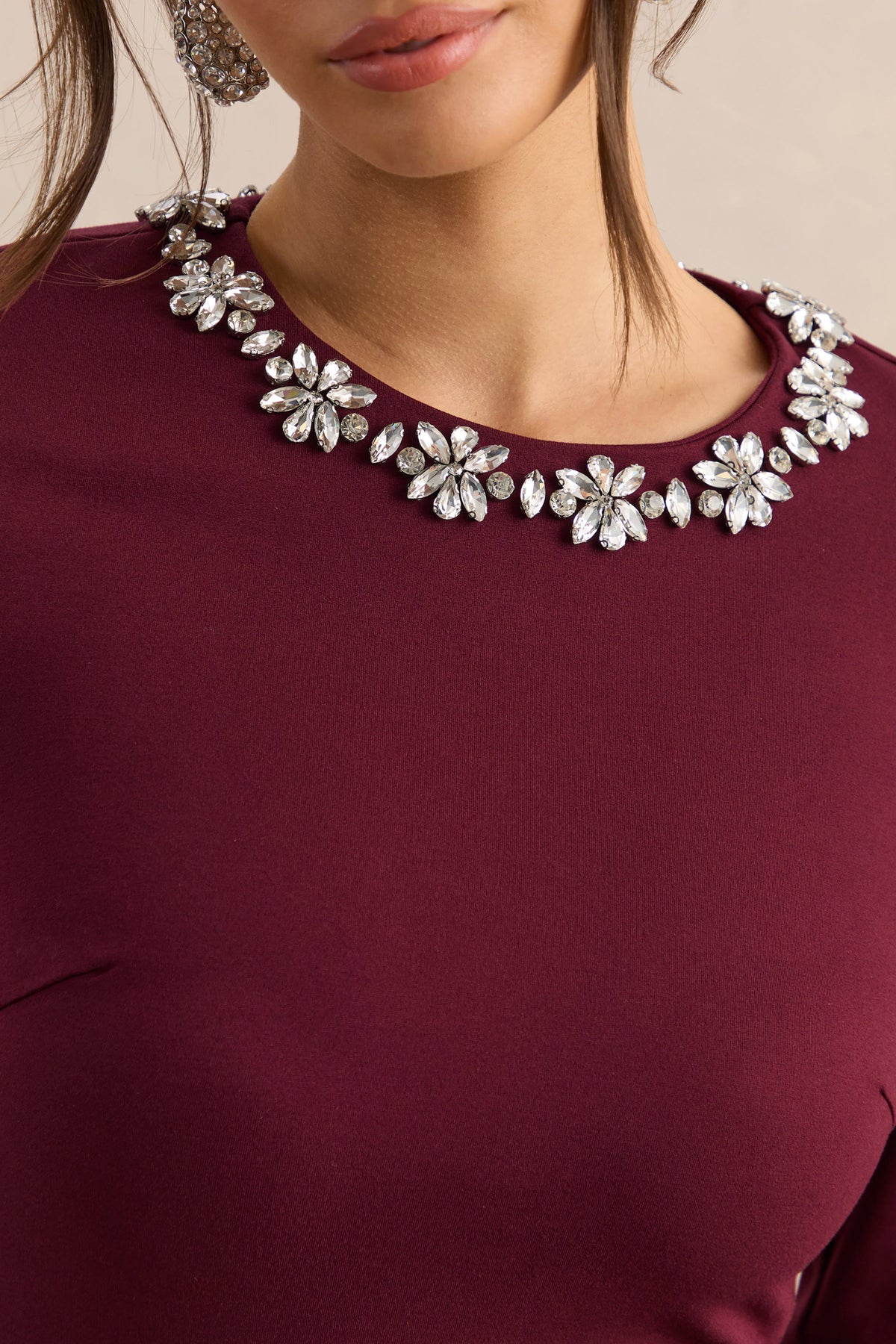Mirna | Vestido Corto Burdeos con Escote Redondo, Mangas Acampanadas y Detalles de Volantes
