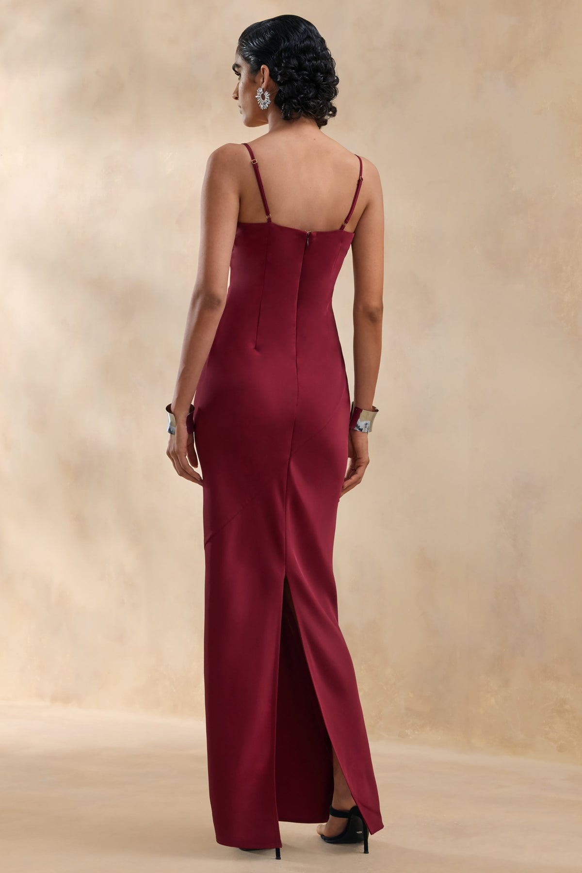 Yoli | Vestido Largo Satinado Burdeos con Capa Retorcida