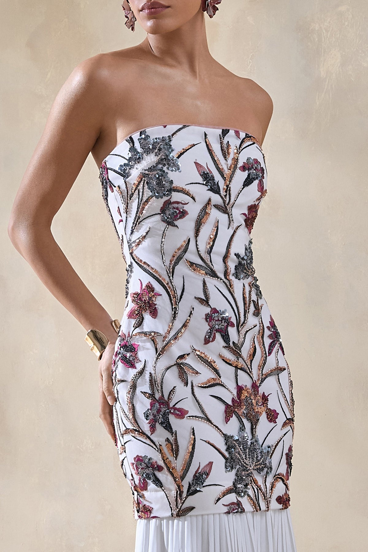Denise | Vestido Largo crema con lentejuelas y flores, escote tipo bandeau, cintura caída y falda de tul