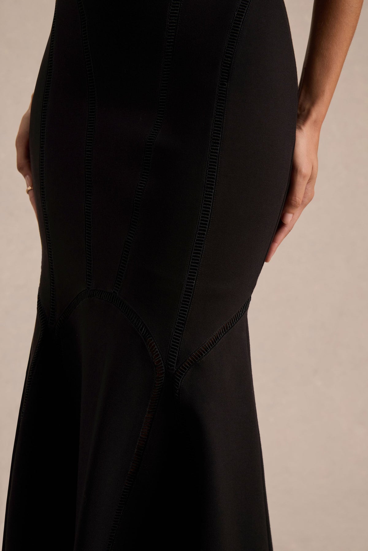 Sally | Vestido Midi Negro Con Cuello Redondo Y Talle Bajo