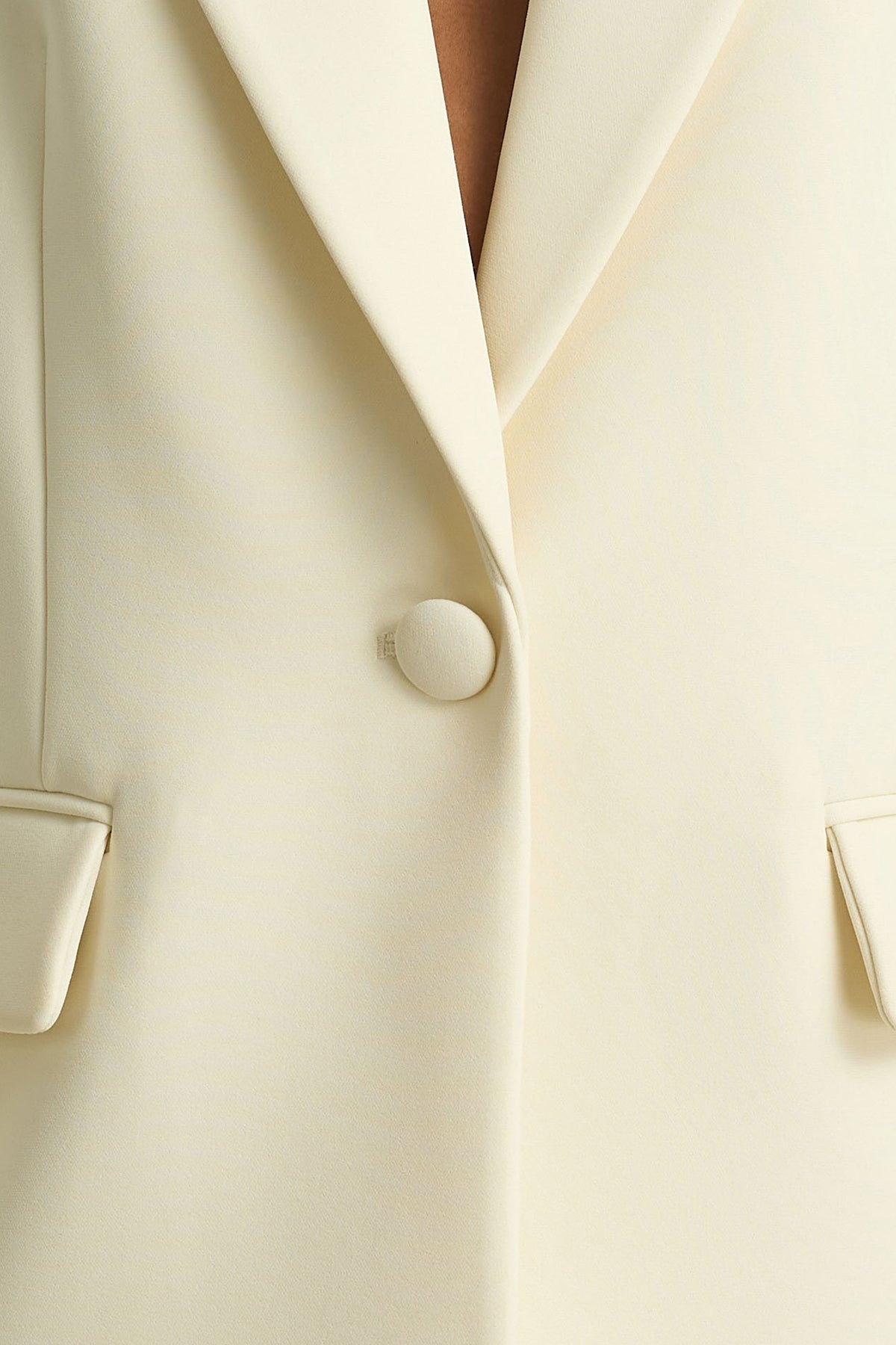 Katherine | Chaquetta Entallada con Escote V en Color Crema