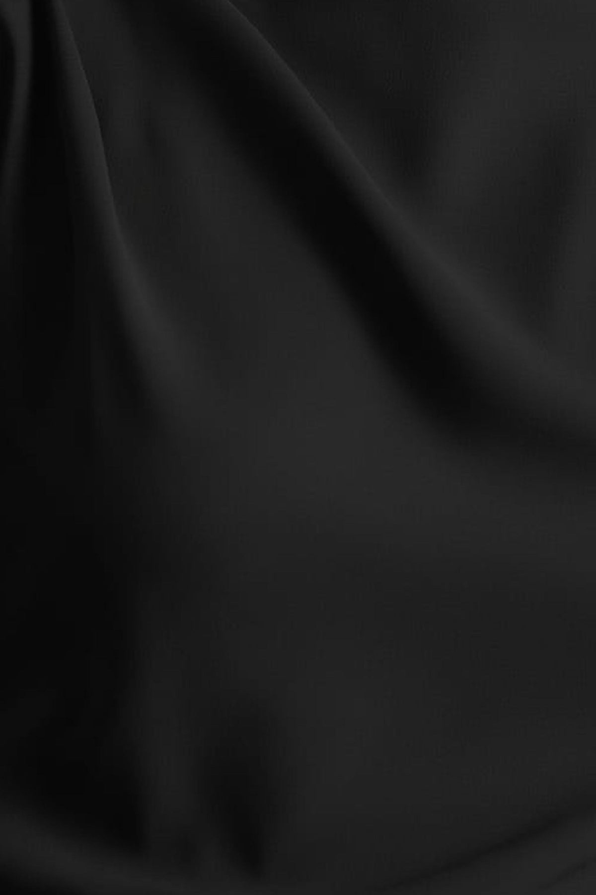 Jimena | Vestido Midi Negro De Manga Larga con Cuello Alto y Detalles Plisados