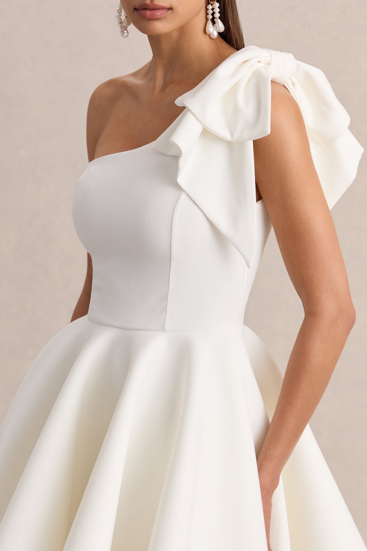 Prosperity | Vestido Corto Blanco Con Escote Asimétrico Y Detalle De Lazo