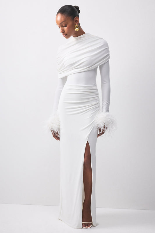 Gatsby | Vestido Largo Blanco De Jersey Con Cuello Alto Y Puños Con Plumas
