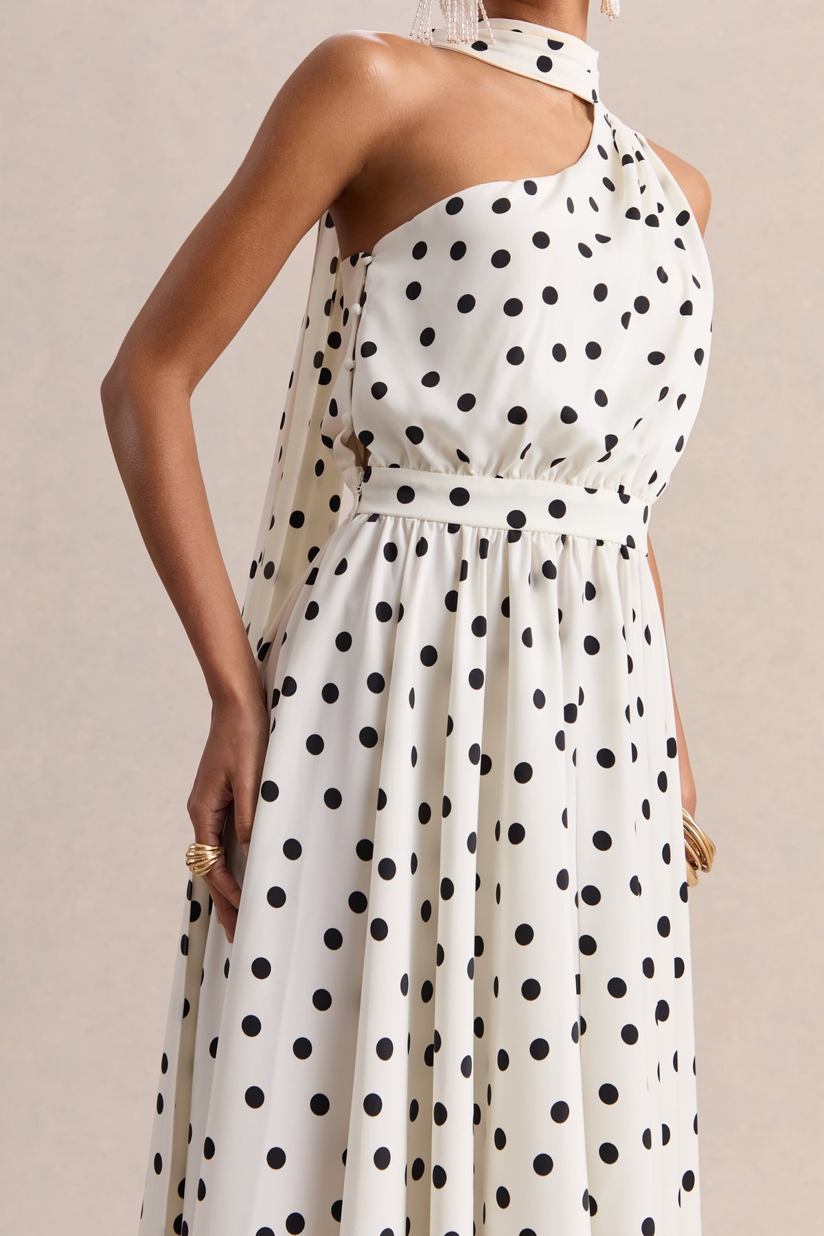 Caluna | Vestido Midi De Satén De Lunares Blanco Y Negro Con Escote Asimétrico Y Detalle De Pañuelo