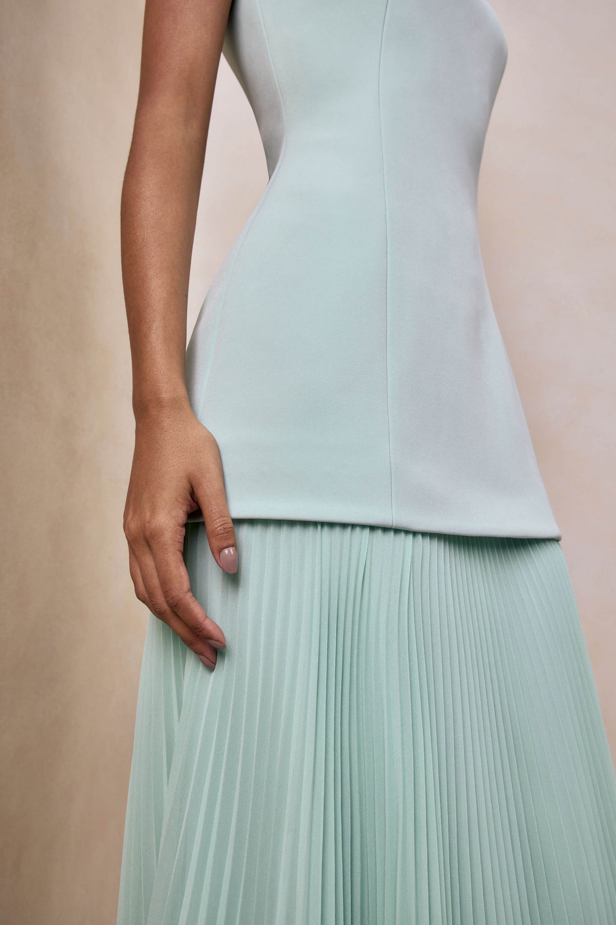 Hadley | Vestido Largo Verde Salvia con escote barco y cintura caída
