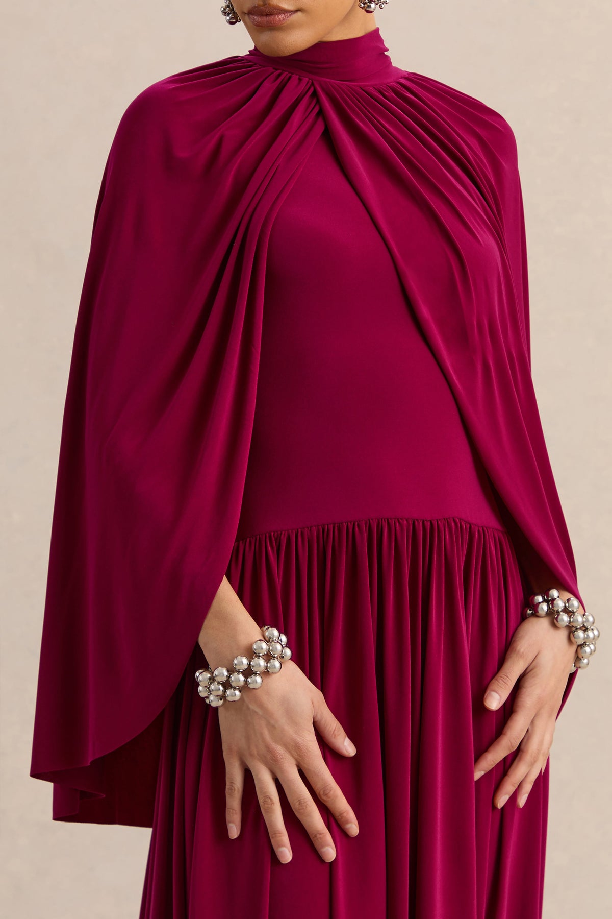 Honora | Vestido midi burdeos de escote alto con mangas tipo capa