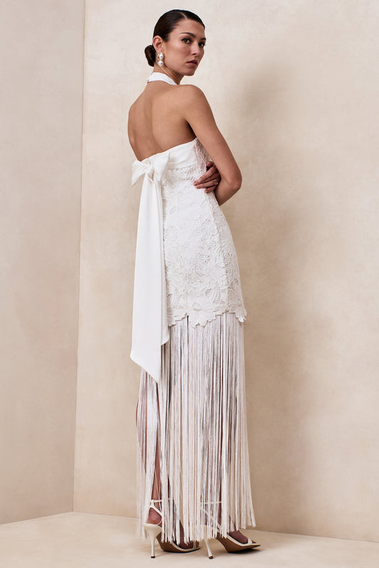 Skylar | Vestido Largo de encaje blanco con escote halter, espalda descubierta, corte sirena y detalle de lazo