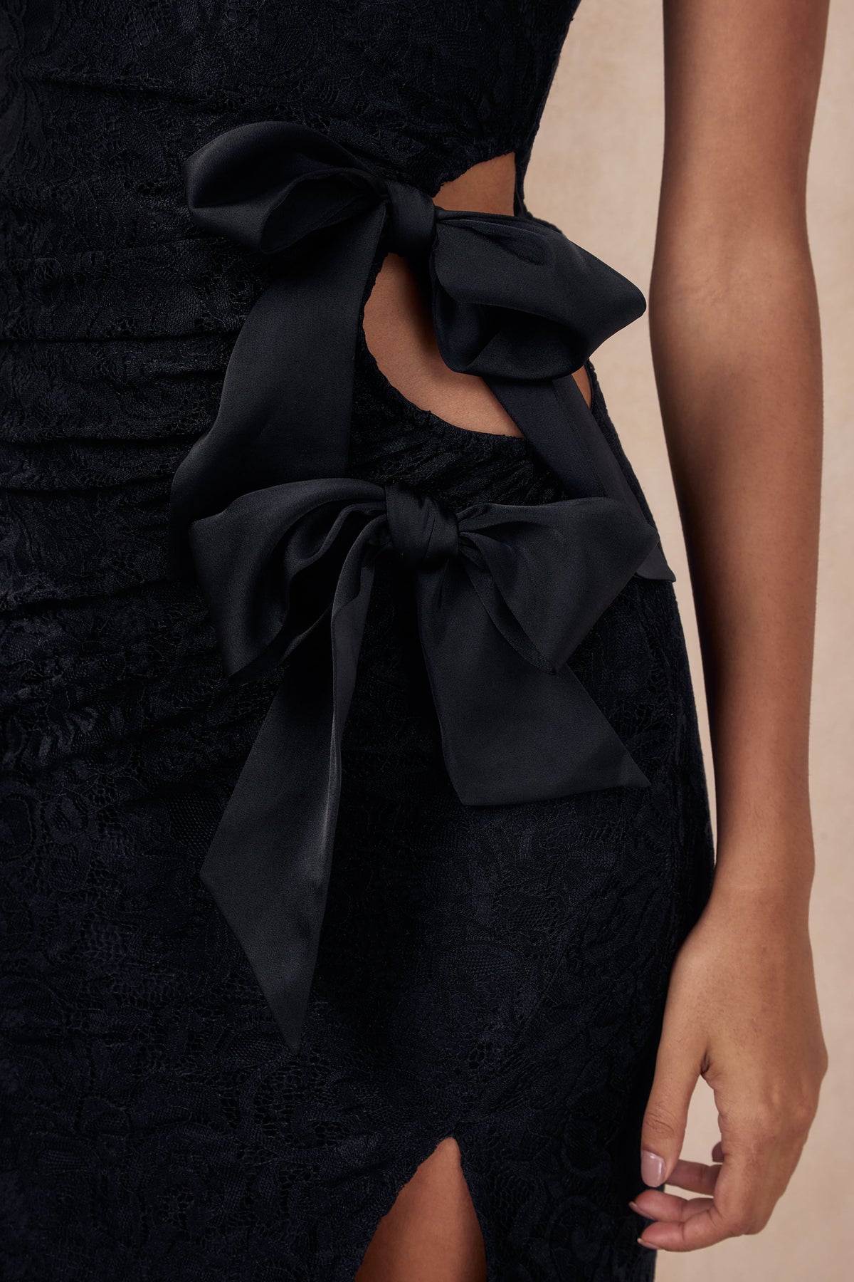 Norna | Vestido Largo de encaje Negro con escote asimétrico y detalles de corte y lazo