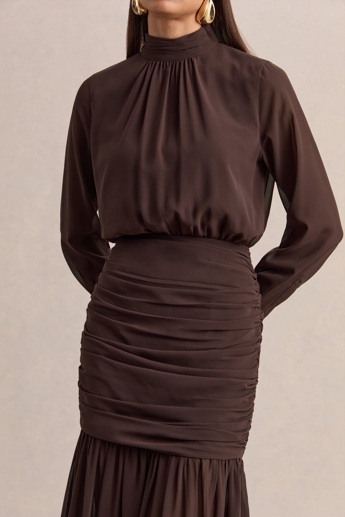 Zella | Vestido Largo Marrón Con Cuello Alto Y Falda Translúcida
