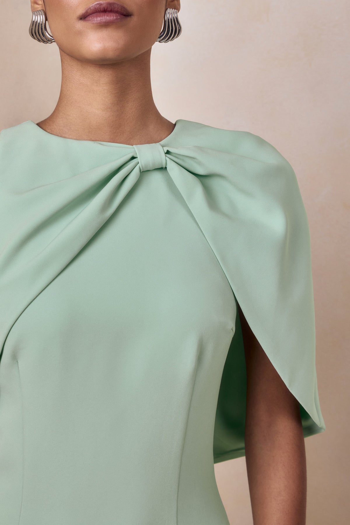 Quira | Vestido Largo Menta con Escote Asimétrico y Manga Capa