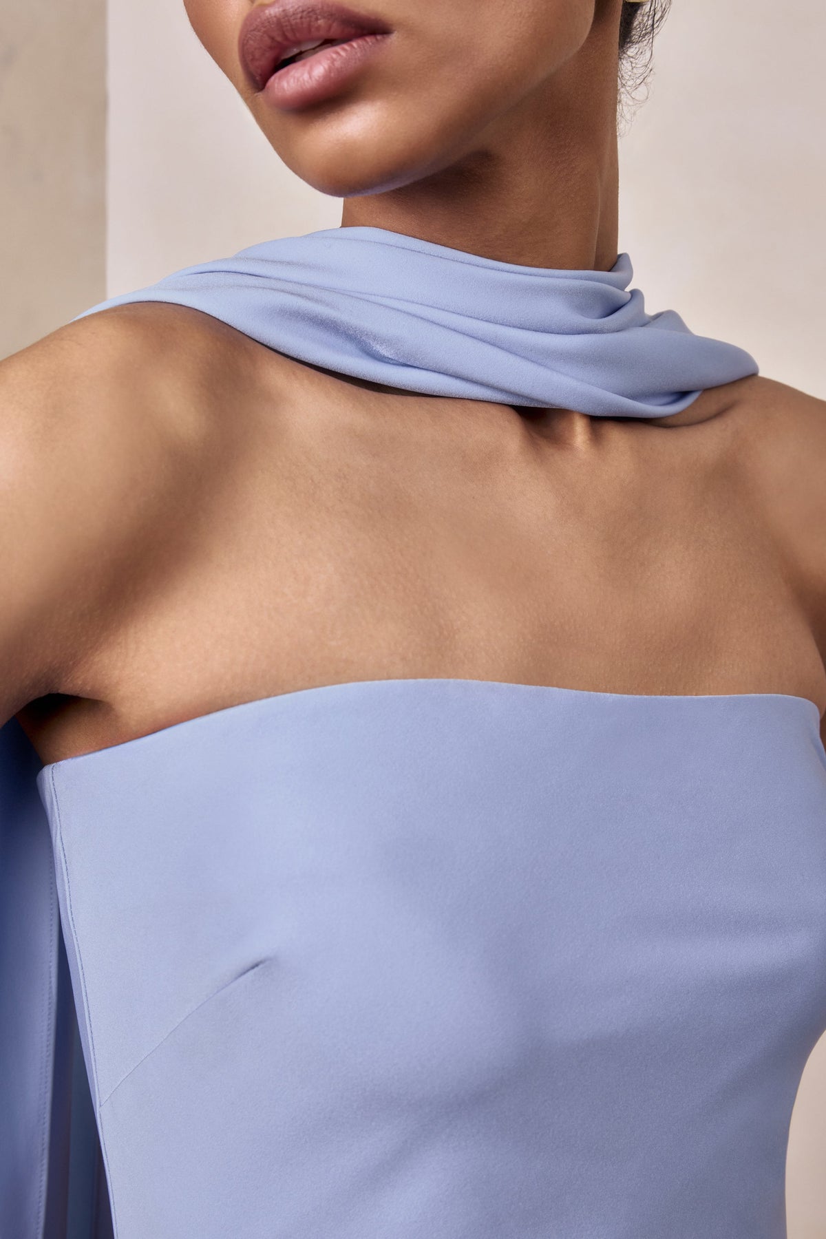 Charly | Vestido Largo Bandeau de Satén Azul pastel con Detalle de Bufanda