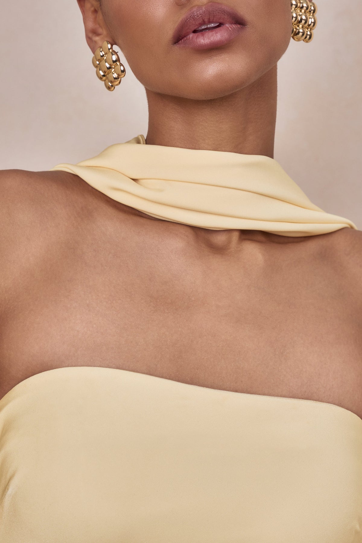 Charly | Vestido Largo Bandeau De Satén En Amarillo Limón Con Detalle De Pañuelo