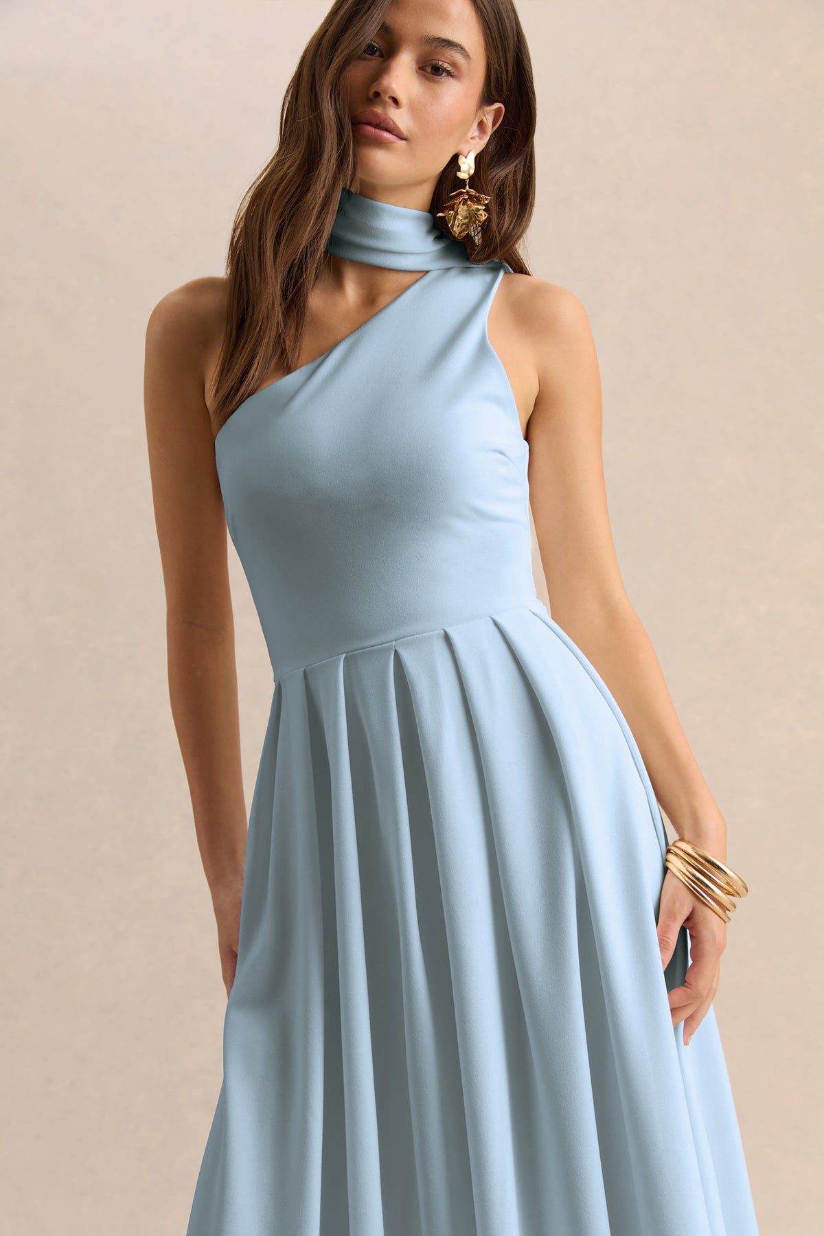 Odette | Vestido Midi Azul Polvo Con Escote Asimétrico Y Bufanda