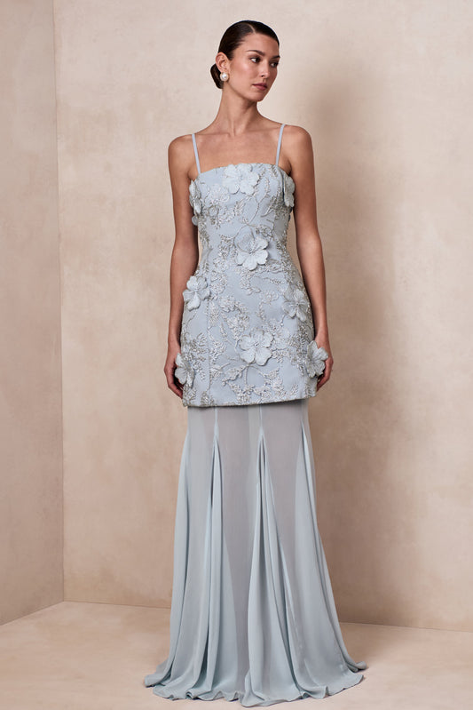 Nessa | Vestido largo azul claro con escote cuadrado, detalles florales 3D y falda transparente