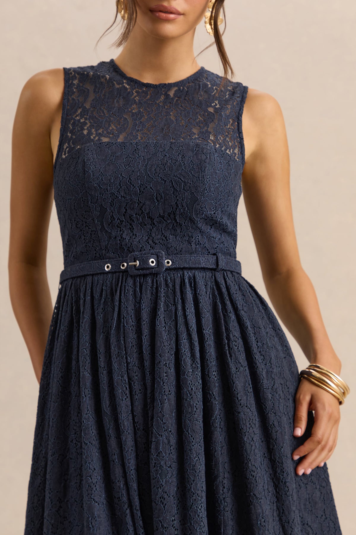 Anabella | Vestido Midi Azul marino de Encaje con Cuello Alto y Cinturón