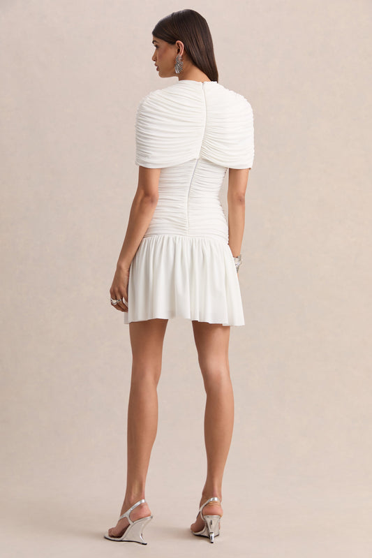Fenella | Vestido Corto Blanco Con Escote Redondo, Mangas Capa Y Detalles Fruncidos