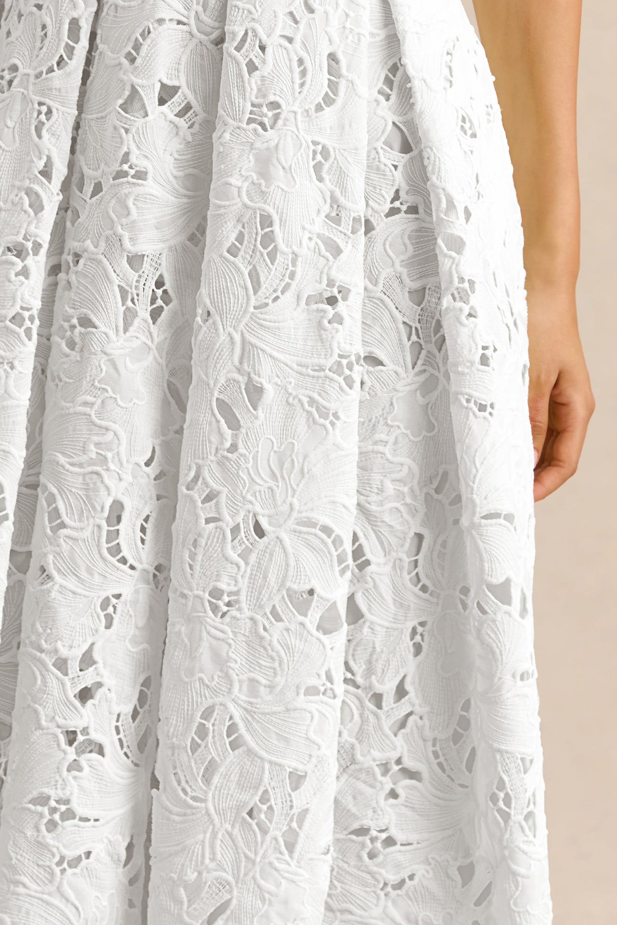 Maribel | Vestido Midi Blanco De Encaje Con Escote Pronunciado