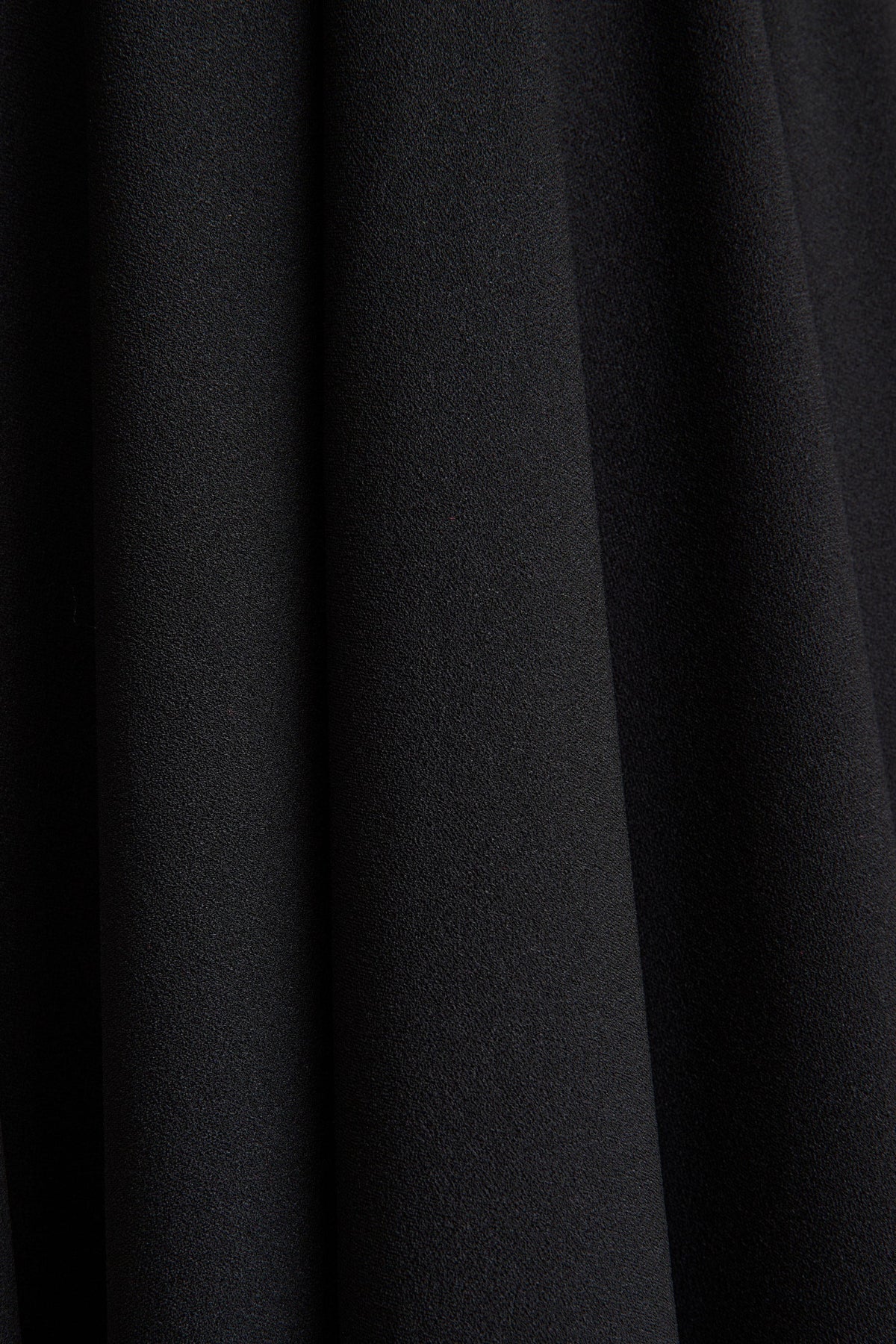Nova | Vestido midi negro de cuello alto con mangas de capa
