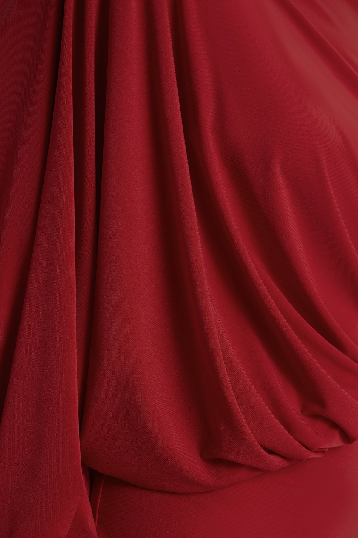 Zelda | Vestido corto rojo de cuello alto manga larga única y detalle retorcido