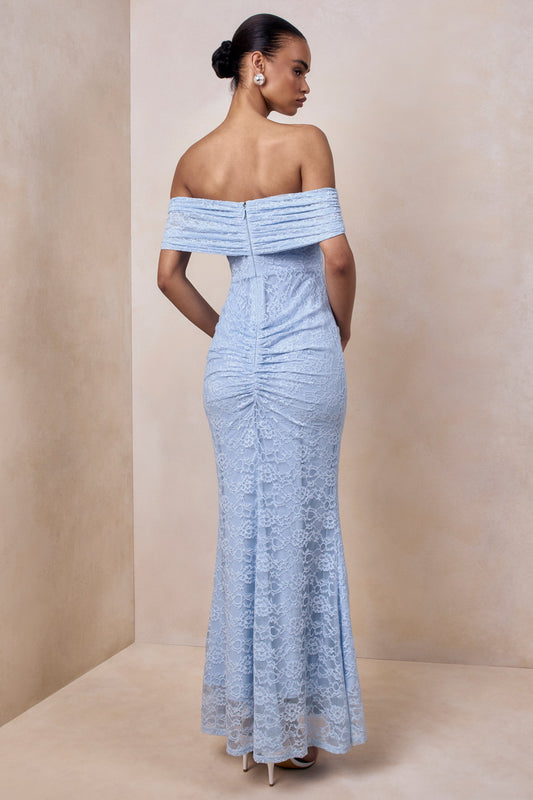 Elinor | Vestido Largo De Encaje Azul Empolvado Con Escote Bardot y Detalle Fruncido