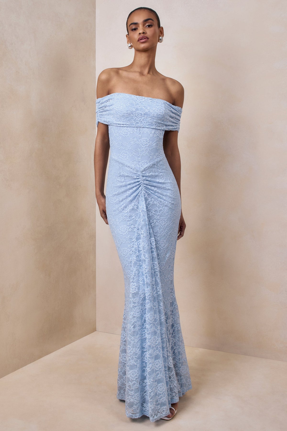Elinor | Vestido Largo De Encaje Azul Empolvado Con Escote Bardot y Detalle Fruncido