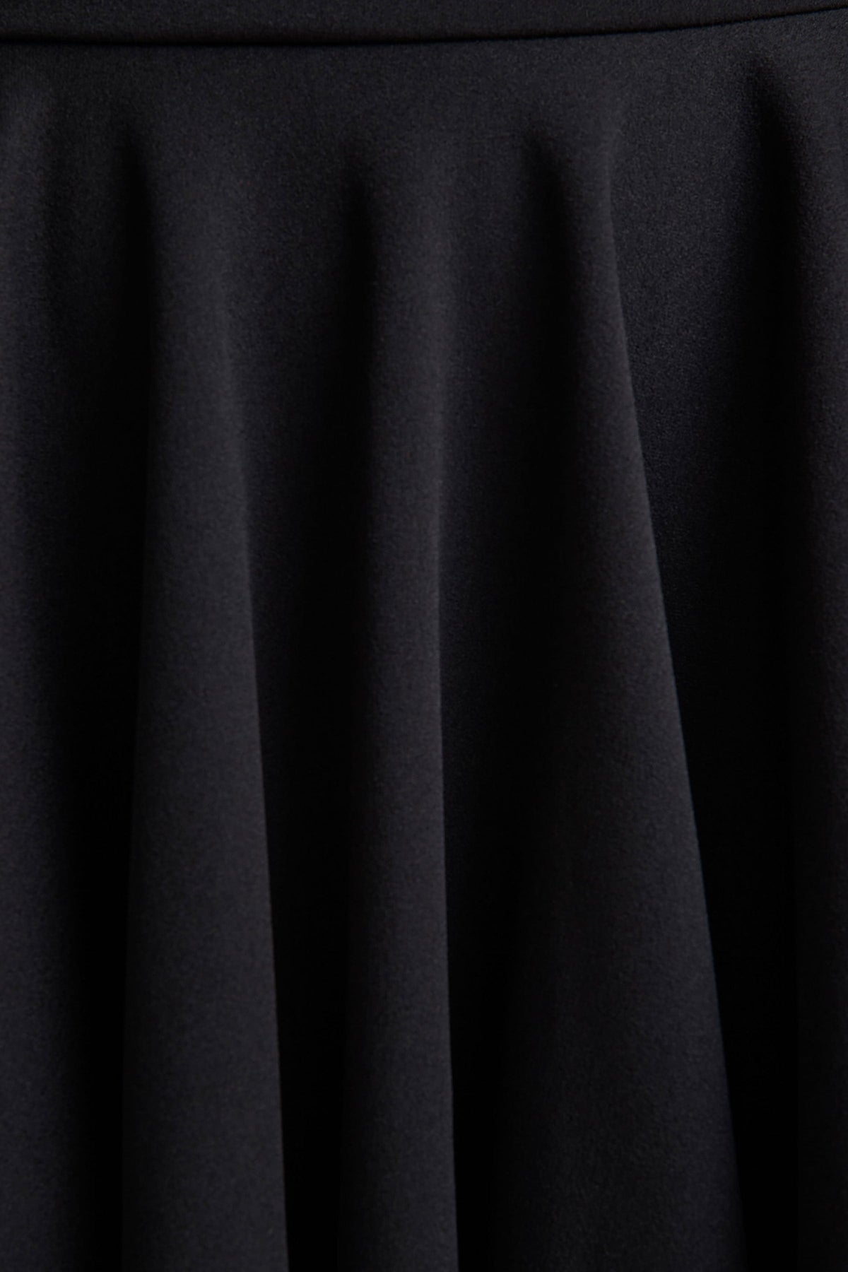 Elowen | Vestido Corto Negro de Escote Cuadrado con Mangas de Encaje