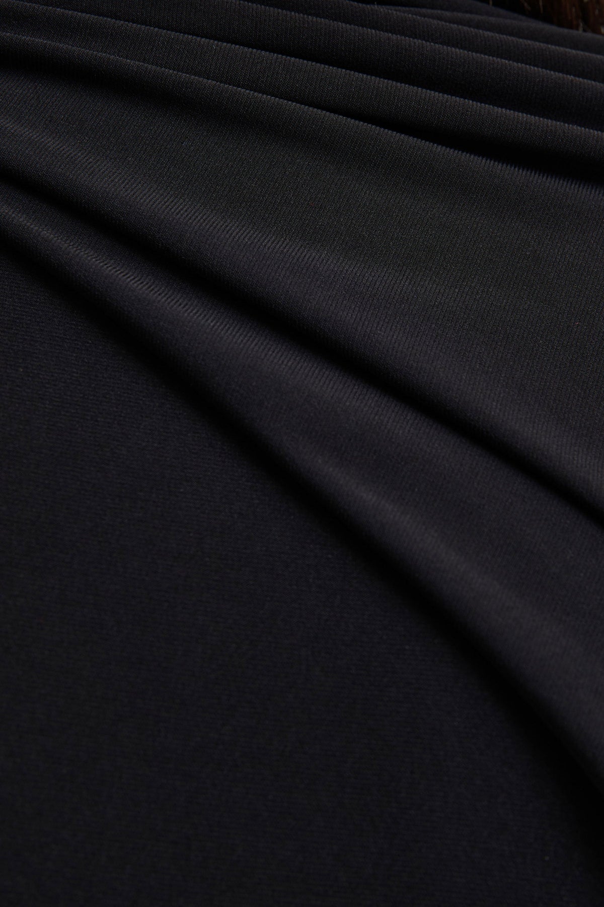Seema | Mono negro de cuello alto con capa