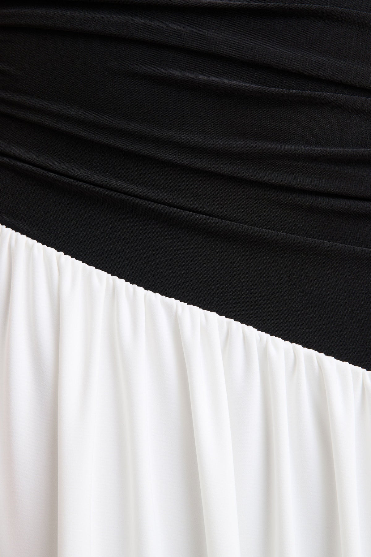 Danila | Vestido Largo Asimétrico Negro y Blanco con Cintura Caída