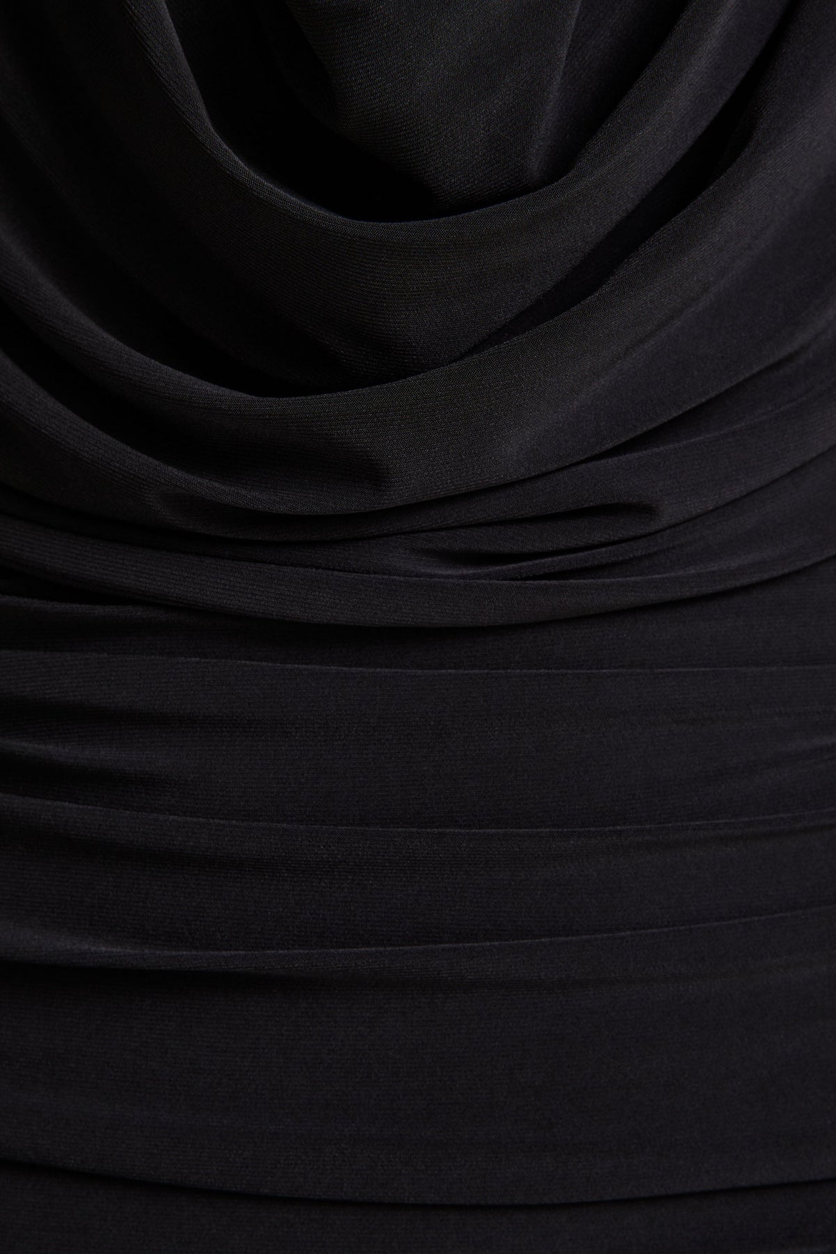 Griselda | Vestido Midi Negro de Escote Pronunciado con Mangas Largas Transparentes