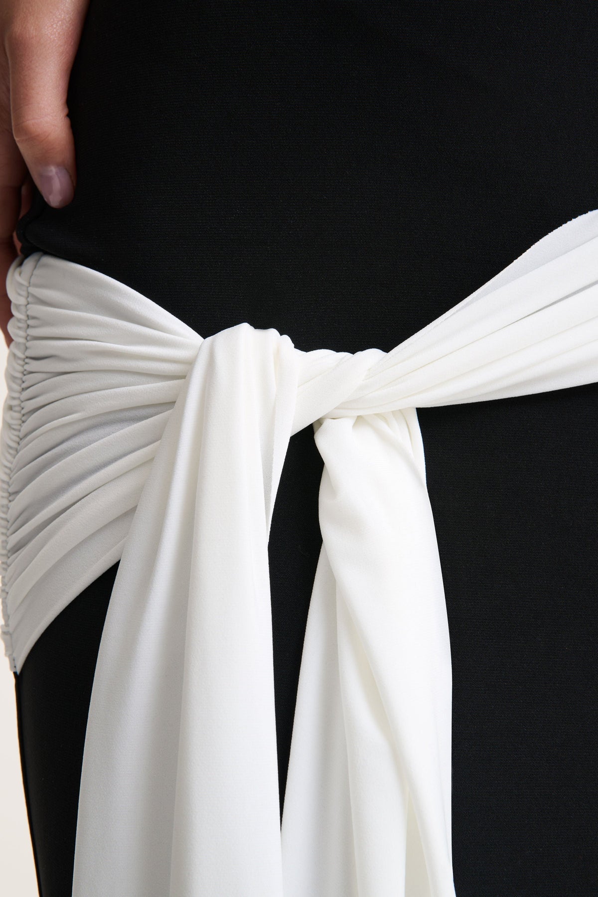 Dorinda | Vestido Largo Negro y Blanco de Cuello Alto con Detalle de Drapeado y Fajín