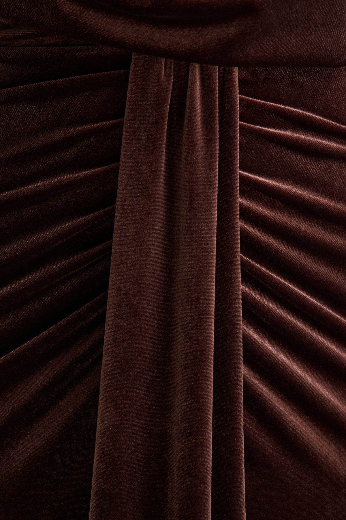 Lavernia | Vestido largo marrón con cuello halter y detalles fruncidos