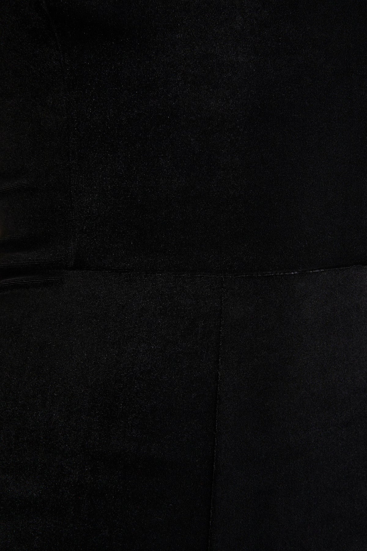 Arcane | Mono de Terciopelo Negro con Escote Bandeau y Detalle De Bufanda