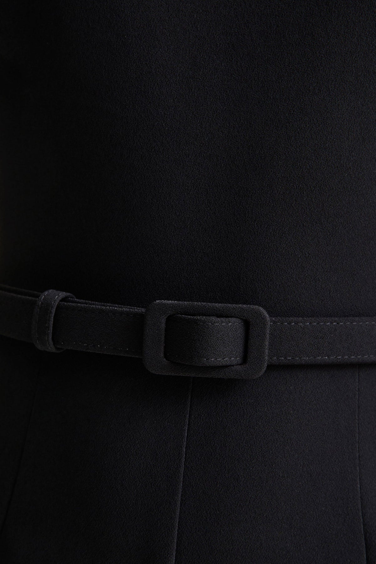 Orlina | Mono negro de cuello alto con detalles de encaje