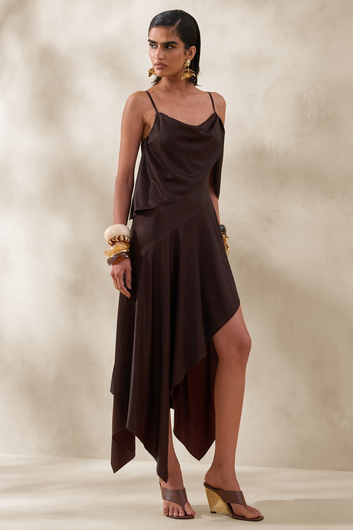 Helira | Vestido Midi Marrón De Satén Con Bajo Asimétrico Y Espalda Abierta